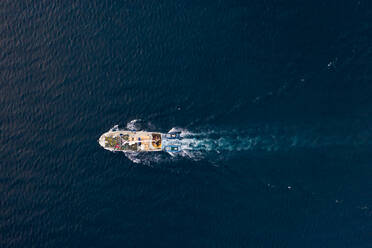 Luftaufnahme eines Fischerboots auf der Adria, Rijeka, Kroatien. - AAEF05721