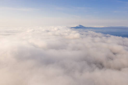 Luftaufnahme über den Wolken am Morgen, Kroatien. - AAEF05722