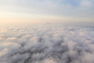 Luftaufnahme über den Wolken am Morgen, Kroatien. - AAEF05726