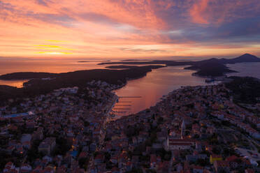 Luftaufnahme des Stadtbilds von Mali Lošinj während eines malerischen Sonnenuntergangs, Kroatien. - AAEF05731