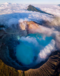 Luftaufnahme des Vulkans Kawah Ijen in Indonesien von oben. - AAEF05732