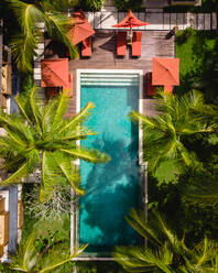 Luftaufnahme des Swimmingpools einer Luxusvilla in Bali, Indonesien. - AAEF05733