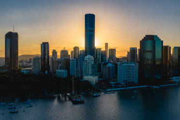 Luftaufnahme der Skyline von Brisbane in Australien bei Sonnenuntergang. - AAEF05734