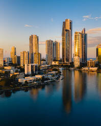 Luftaufnahme der Skyline von Brisbane in Australien bei Sonnenuntergang. - AAEF05735