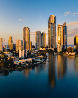 Luftaufnahme der Skyline von Brisbane in Australien bei Sonnenuntergang. - AAEF05735