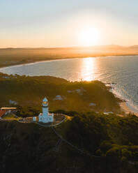 Luftaufnahme des Leuchtturms von Byron Bay bei Sonnenuntergang in Australien. - AAEF05736