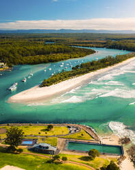 Luftaufnahme von kleinen Fischerbooten, die in der Jervis Bay, Australien, vor Anker liegen. - AAEF05743