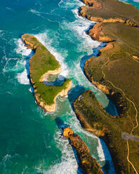 Luftaufnahme der Klippen der Great Ocean Road in Australien. - AAEF05746