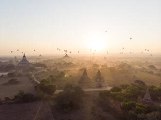 Luftaufnahme von Heißluftballons, die über den Tempeln von Bagan in Myanmar fliegen. - AAEF05762