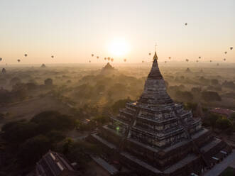 Luftaufnahme von Heißluftballons, die über den Tempeln von Bagan in Myanmar fliegen. - AAEF05763