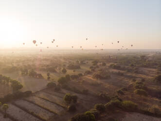 Luftaufnahme von Heißluftballons, die über den Tempeln von Bagan in Myanmar fliegen. - AAEF05764