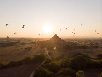 Luftaufnahme von Heißluftballons, die über den Tempeln von Bagan in Myanmar fliegen. - AAEF05769