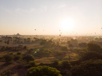 Luftaufnahme von Heißluftballons, die über den Tempeln von Bagan in Myanmar fliegen. - AAEF05770