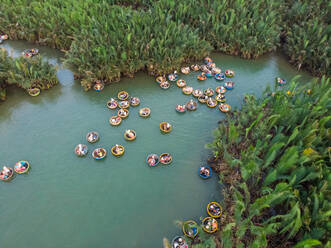 Luftaufnahme von Touristen an den Kokosnussbooten von Cam Thanh in Hoi An, Vietnam. - AAEF05790