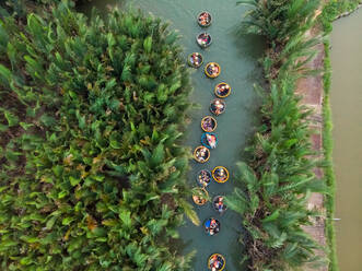 Luftaufnahme von Touristen an den Kokosnussbooten von Cam Thanh in Hoi An, Vietnam. - AAEF05791