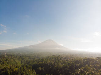 Luftaufnahme des versteckten Sewu-Wasserfalls in Indonesien. - AAEF05801