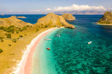 Luftaufnahme des Pink Beach im Komodo-Nationalpark in Indonesien. - AAEF05818