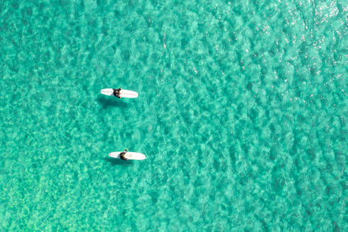 Luftaufnahme von zwei Surfern in der Nähe von Noosa, Australien. - AAEF05829