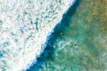 Luftaufnahme eines Mannes beim Surfen in der Nähe des Alexandria Beach, Noosa, Australien. - AAEF05834
