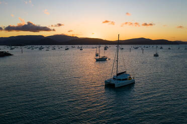 Luftaufnahme des Hafens von Arlie Beach bei Sonnenuntergang in Australien. - AAEF05836