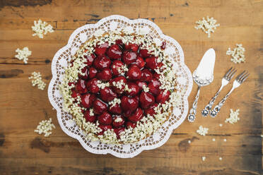 Tortenständer mit selbstgebackenem Erdbeerkuchen, verziert mit Holunderblüten - GWF06322