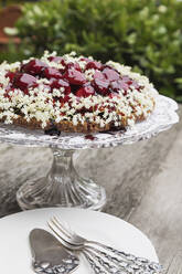 Tortenständer mit selbstgebackenem Erdbeerkuchen, verziert mit Holunderblüten - GWF06324