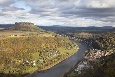 Deutschland, Sachsen, Königstein, Nationalpark Sächsische Schweiz, Elbsandsteingebirge, Tafelberg, Lilienstein und Elbe - WIF04113