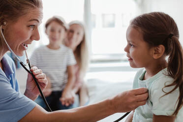 Kinderärztin hört in der Klinik den Herzschlag eines Mädchens mit dem Stethoskop ab - MASF14910