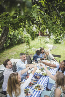 Hohe Winkel Ansicht von Freunden Toasting Weingläser während Hinterhof Party im Sommer - MASF14969