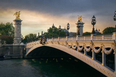 Pont Alexandre III mit dem Petit Palais im Hintergrund bei Sonnenuntergang - CAVF69443