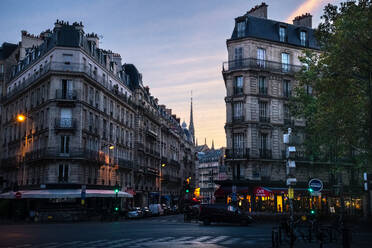 Pariser Straße bei Sonnenaufgang, mit Notre Dame im Hintergrund - CAVF69444