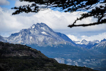 Blick auf einen See zwischen den Bergen in Patagonien, Argentinien - CAVF69459