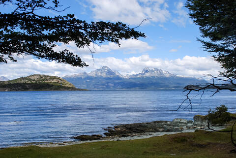 Blick auf einen See zwischen den Bergen in Patagonien, Argentinien, lizenzfreies Stockfoto