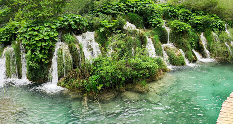 Panoramablick auf einen Wasserfall im Naturpark Plitvicer Seen - CAVF69461