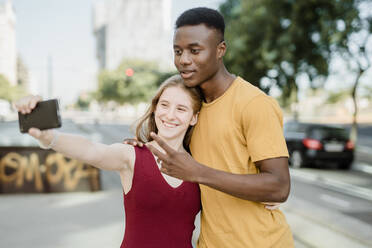 Verliebter Junge und Mädchen machen ein Selfie - CAVF69509