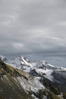 Schneebedeckte Gipfel im Tena-Tal, Provinz Huesca, Aragonien in Spanien. - CAVF69531