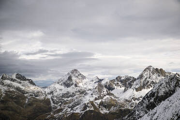 Schneebedeckte Gipfel im Tena-Tal, Provinz Huesca, Aragonien in Spanien. - CAVF69537