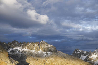 Schneebedeckte Gipfel im Tena-Tal, Provinz Huesca, Aragonien in Spanien. - CAVF69548