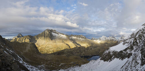 Schneebedeckte Gipfel im Tena-Tal, Provinz Huesca, Aragonien in Spanien. - CAVF69549