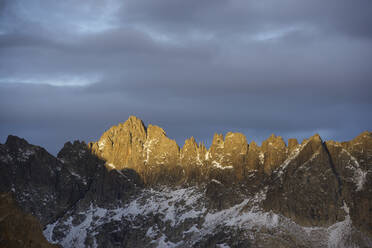 Schneebedeckte Gipfel im Tena-Tal, Provinz Huesca, Aragonien in Spanien. - CAVF69551