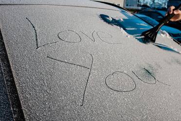 Ich liebe dich Nachricht auf der Windschutzscheibe eines frostigen Autos im Winter - CAVF69588