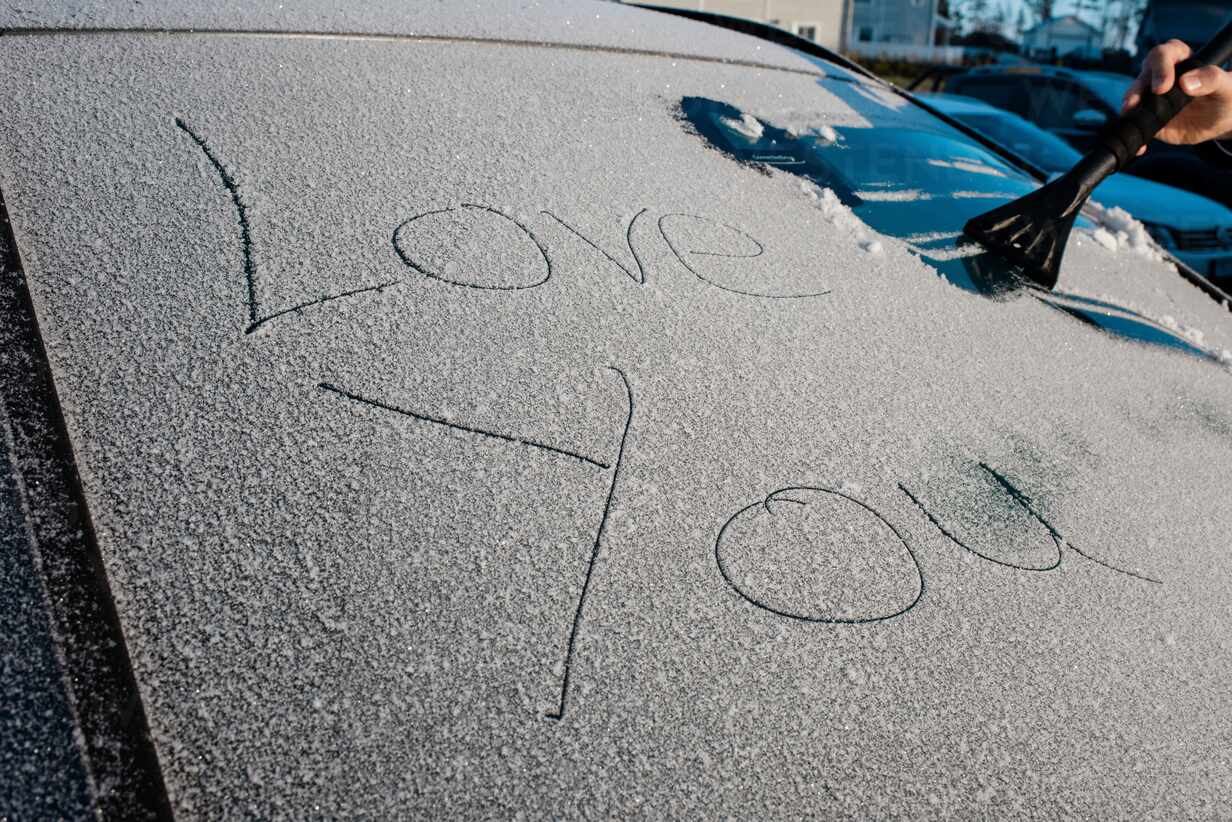Person Auto Windschutzscheibe mit dem Worte kalt in das Eis auf der  Windschutzscheibe, Flintshire, Nordwales geschabt Auftauen Stockfotografie  - Alamy