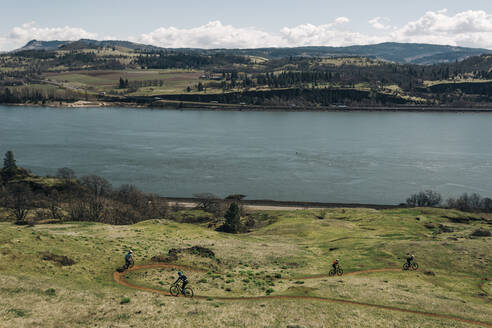 Eine Gruppe von Mädchen radelt auf einem Weg mit Blick auf den Columbia River. - CAVF69608