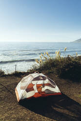 Zelt auf einem Feld am Meer gegen den Himmel - CAVF69619