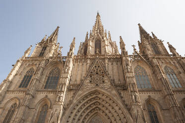 Niedriger Blickwinkel auf die Kathedrale von Barcelona gegen den klaren Himmel an einem sonnigen Tag - CAVF69637