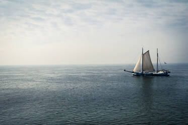 Segelboot auf See gegen bewölkten Himmel - CAVF69638