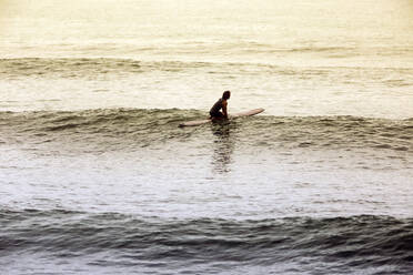 Hohe Winkel Ansicht des Mannes Surfen im Meer - CAVF69671