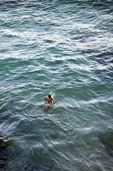 Hohe Winkel Ansicht der Frau Surfen im Meer - CAVF69672