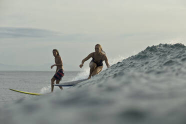 Freunde surfen im Meer gegen den Himmel - CAVF69693