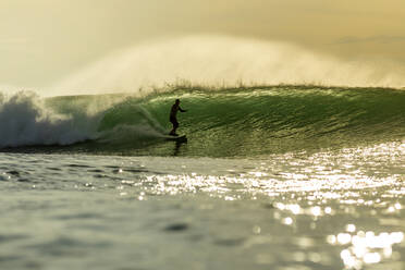 Silhouette Mann beim Surfen im Meer bei Sonnenuntergang - CAVF69697